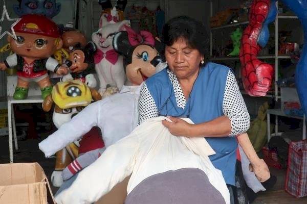 Figuras de superhéroes y políticos, listas para ir a las llamas en Ecuador