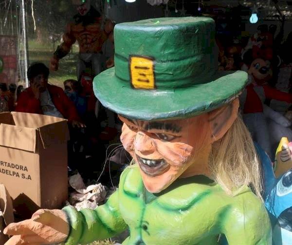 Figuras de superhéroes y políticos, listas para ir a las llamas en Ecuador