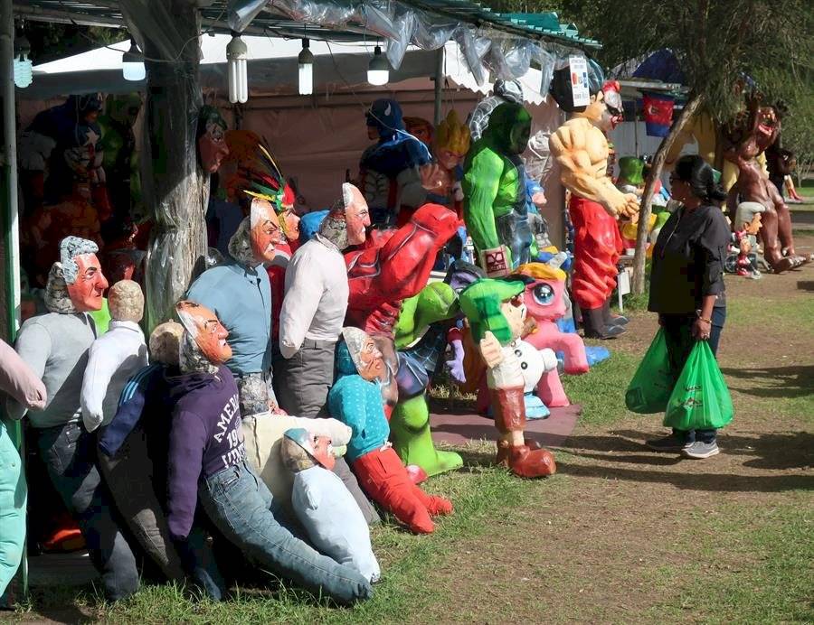Figuras de superhéroes y políticos, listas para ir a las llamas en Ecuador