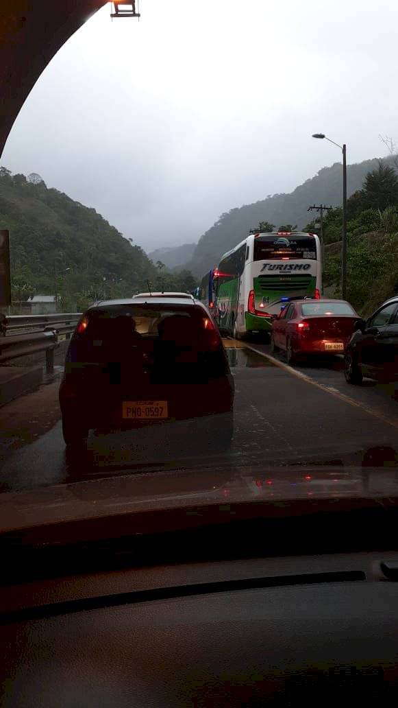 Vía Aloág- Santo Domingo está cerrada por deslizamiento de tierra