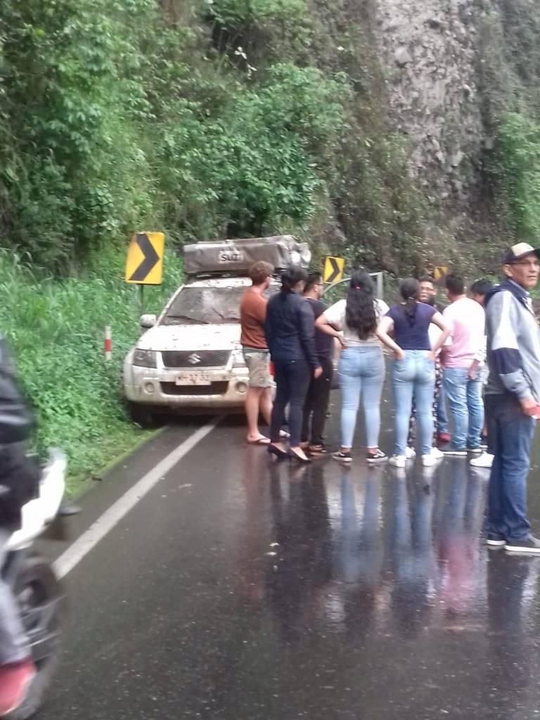 Vía Aloág- Santo Domingo está cerrada por deslizamiento de tierra