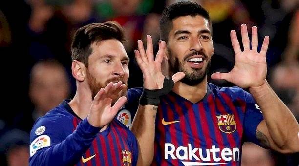 Messi festeja con Luis Suárez
