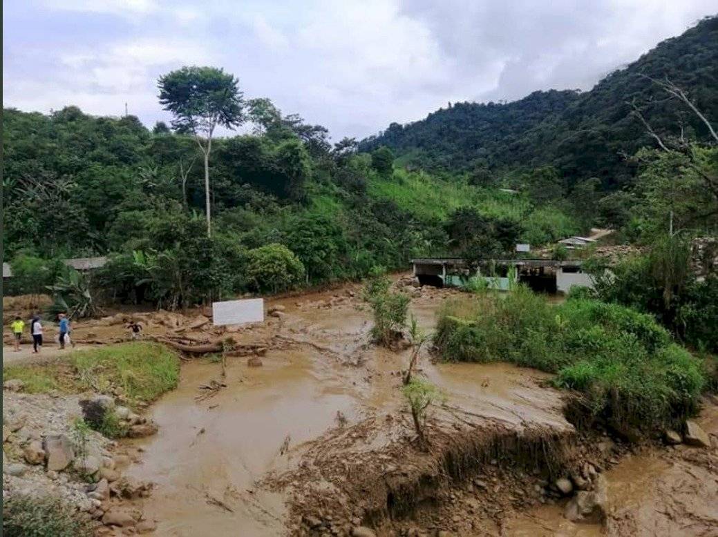 Deslave de tierra en Zamora afectó a vivienda y puentes peatonales