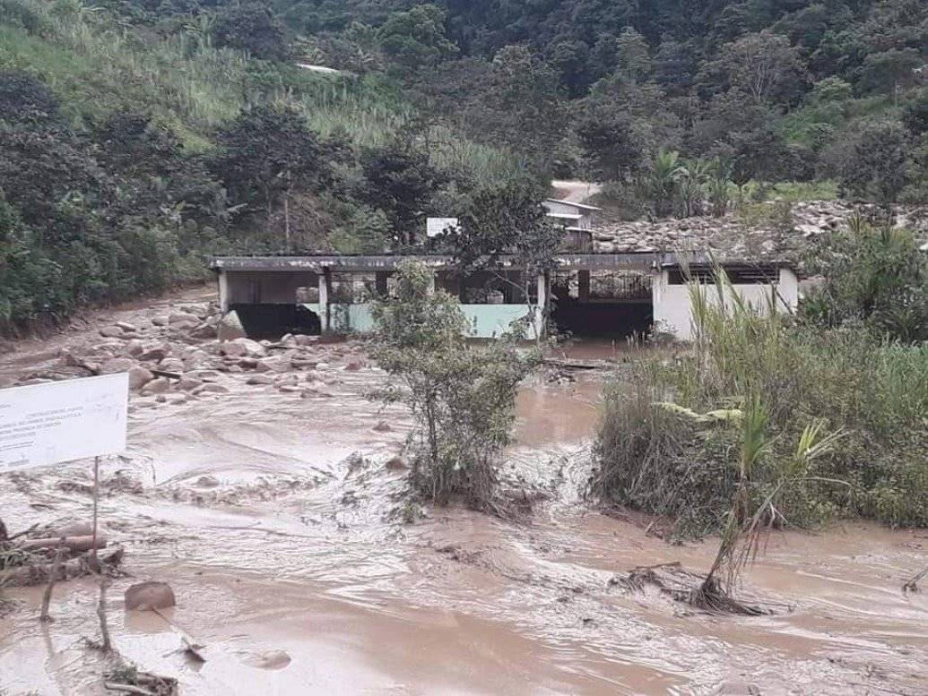 Deslave de tierra en Zamora afectó a vivienda y puentes peatonales
