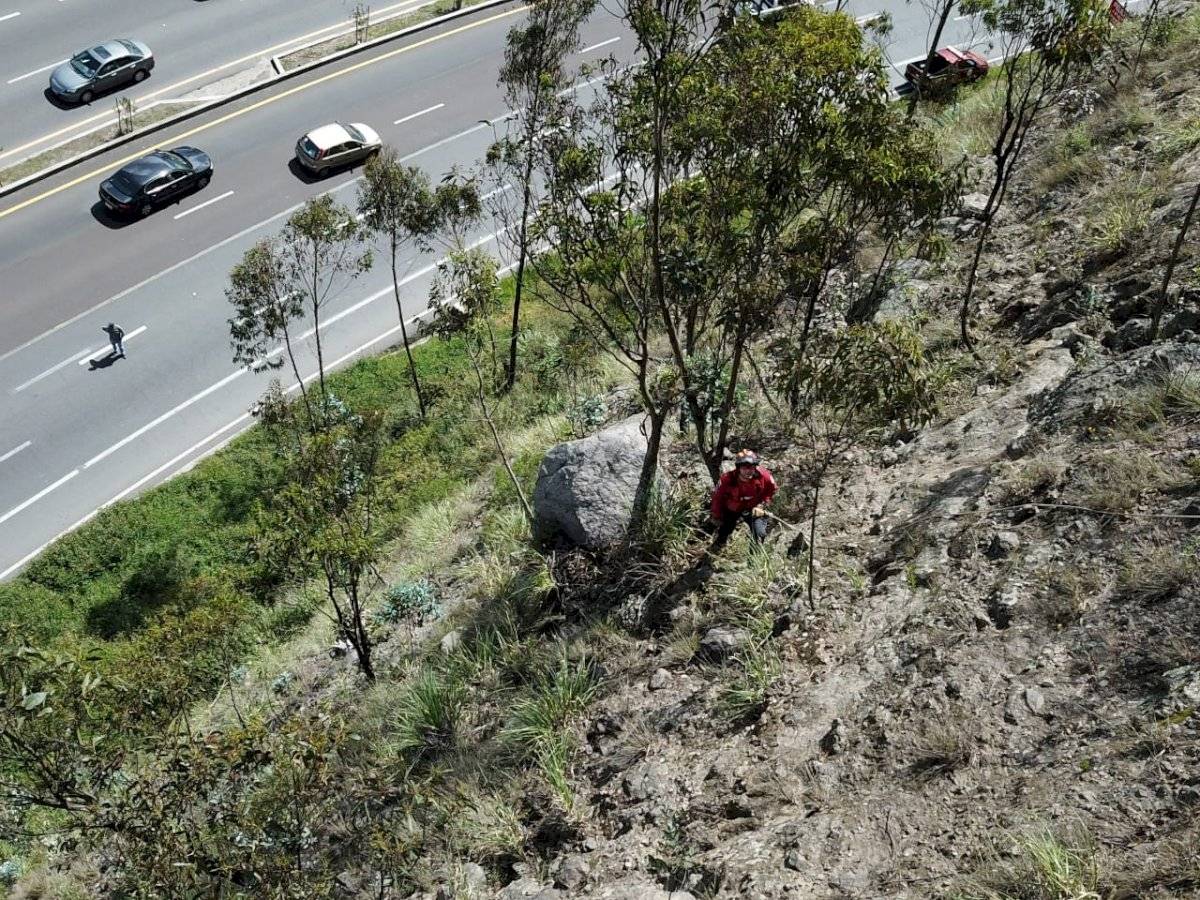 Quito: Tramo de la Av. Simón Bolívar cerrará para retiro de rocas
