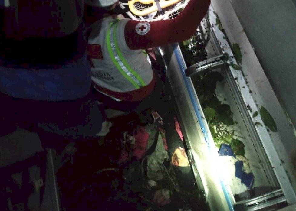 Bus interprovincial cayó a un abismo en la vía Alóag-Santo Domingo