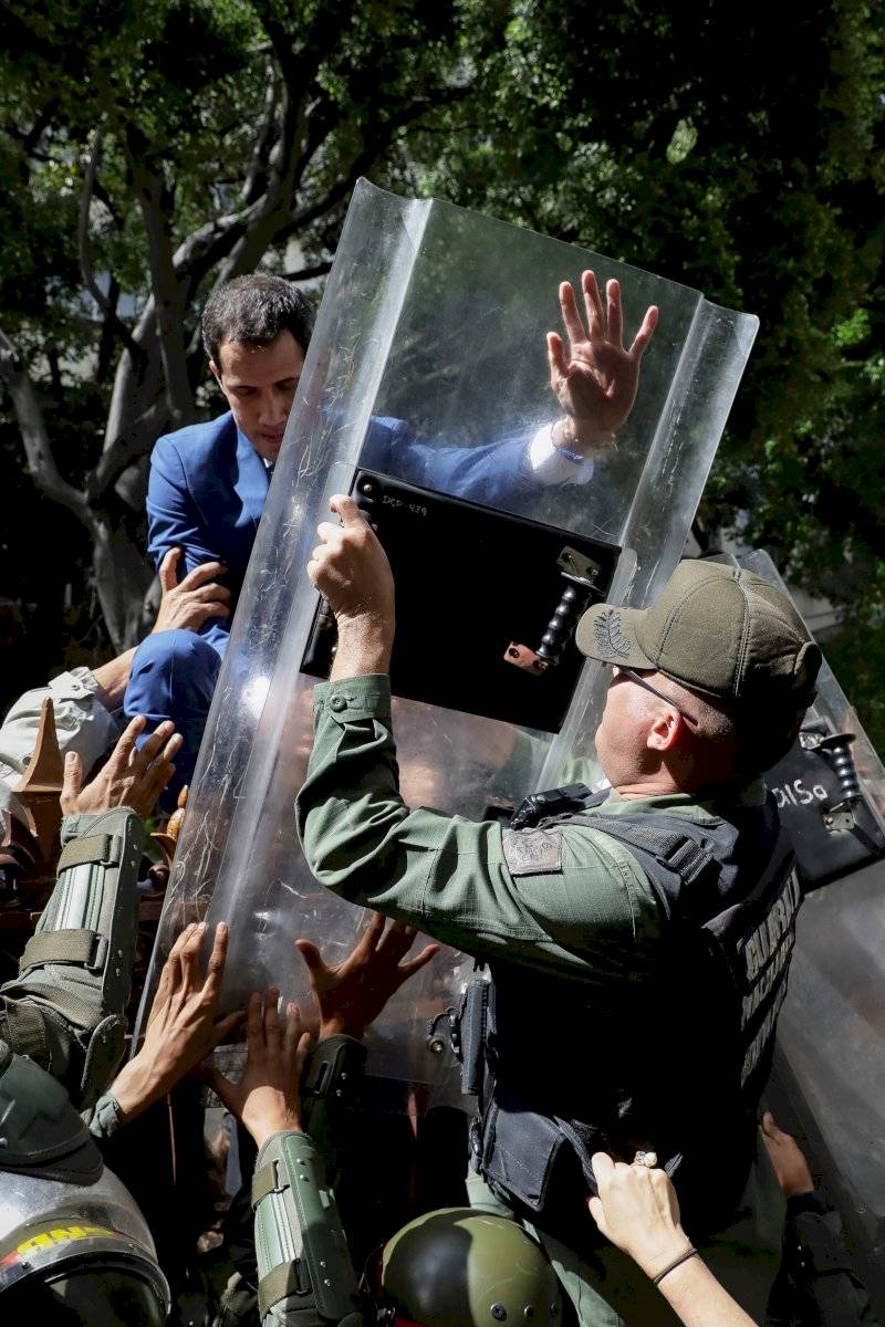 Juan Guaidó trepa una reja en un intento por ingresar a la sede de la Asamblea Nacional
