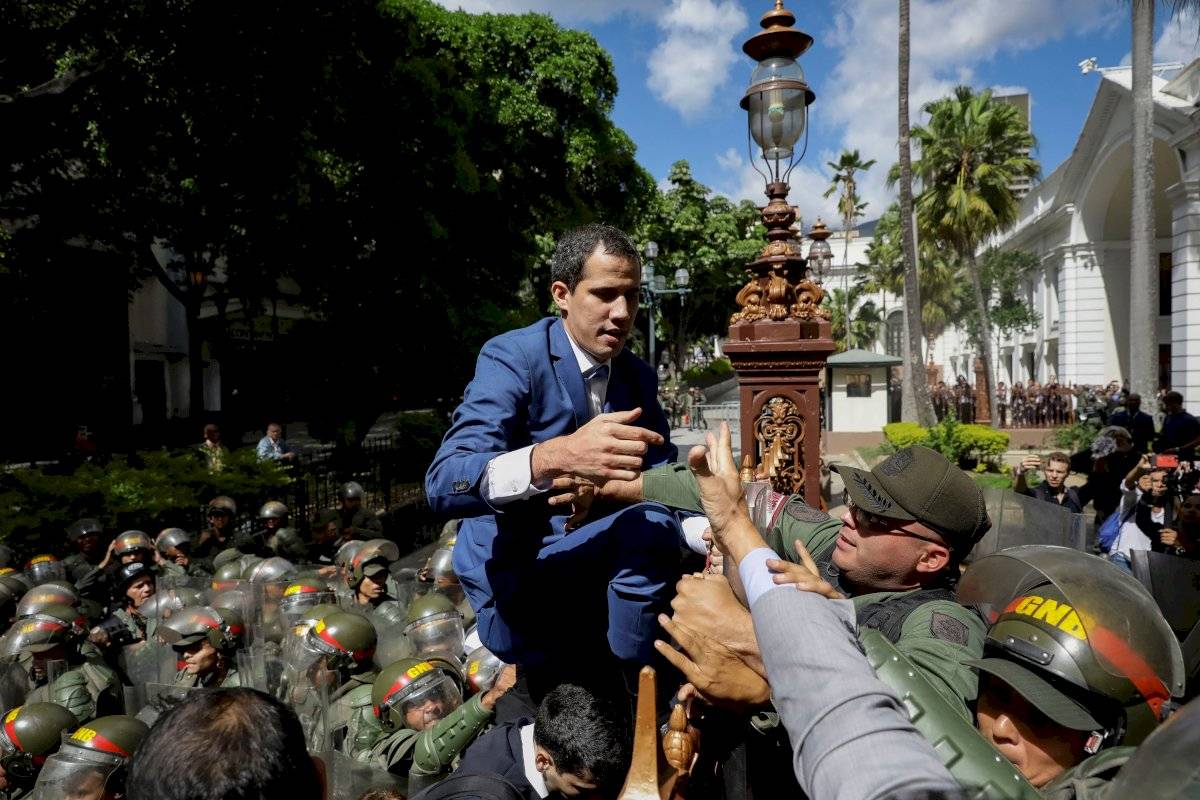 Juan Guaidó trepa una reja en un intento por ingresar a la sede de la Asamblea Nacional