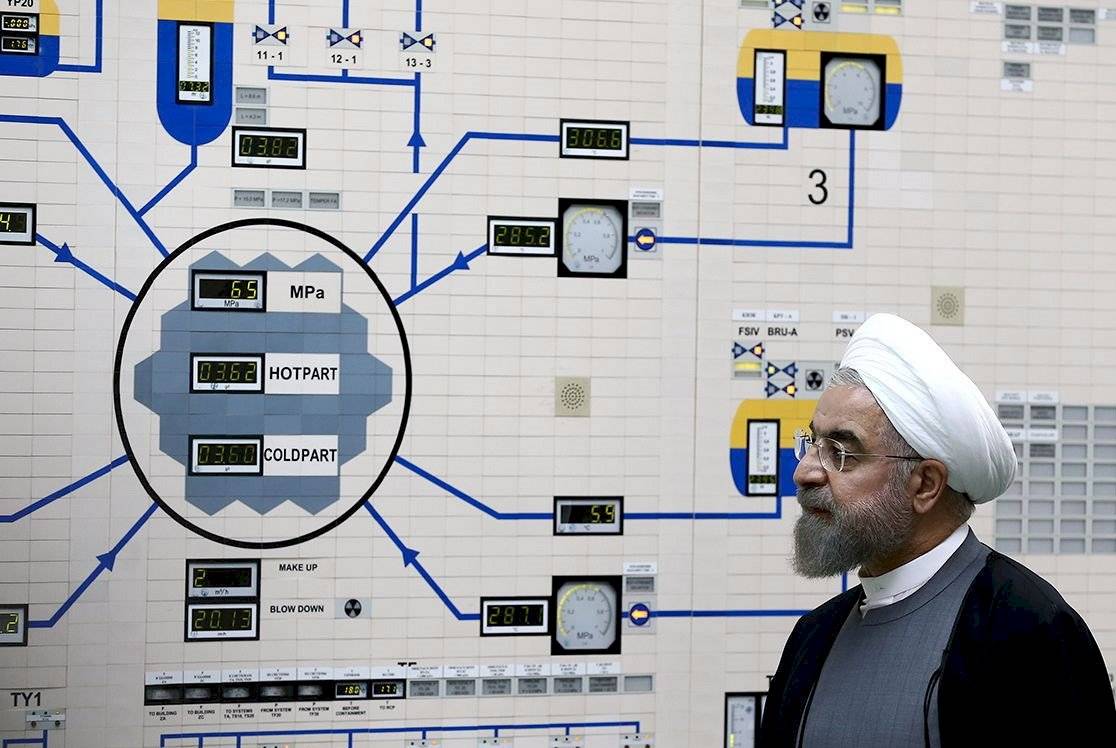 Presidente iraní Hassan Rouhani visitando la central nuclear de Bushehr en la ciudad de Bushehr, sur de Irán, el 13 de enero de 2015