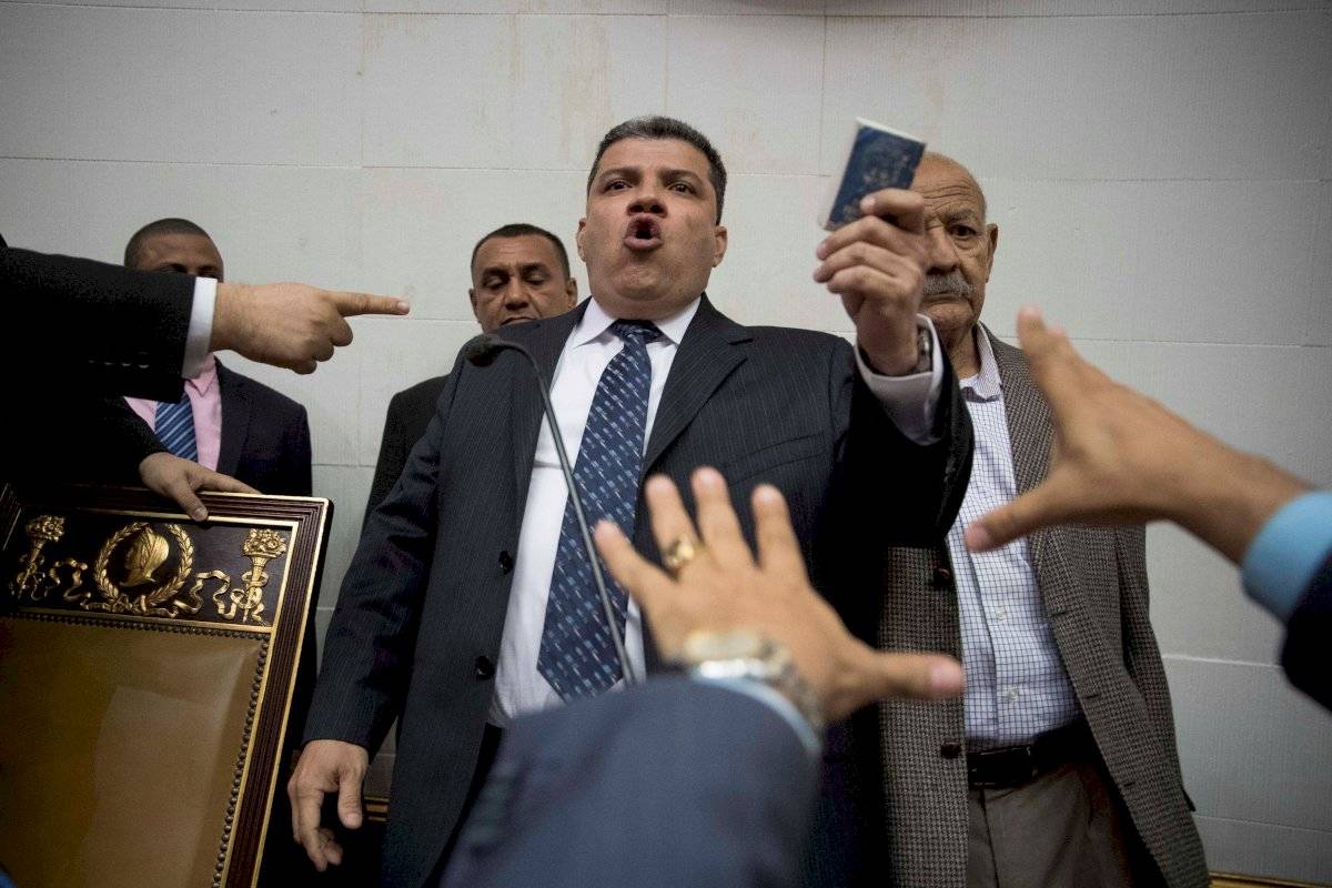 El diputado Luis Parra (participa en la sesión de la Asamblea Nacional este domingo