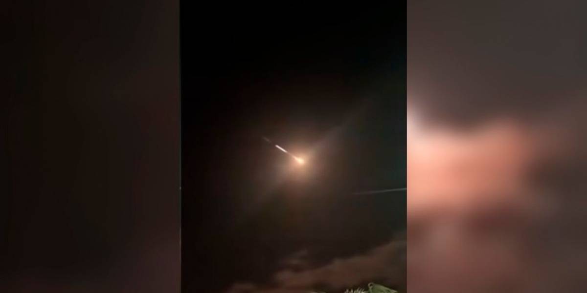 Impactante: captan caída de una enorme bola de fuego en el océano Pacífico
