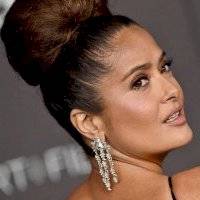 Salma Hayek nuevamente en bikini, ahora negro, derrite a sus seguidores