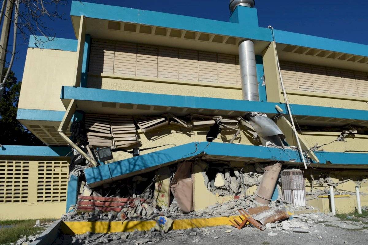 Escuela destrozada tras sismo de 6.4 en Guánica