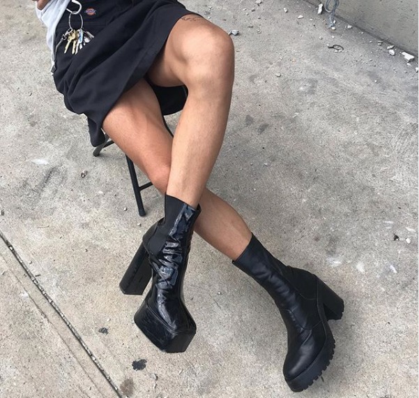 Los tacones para hombres son parte de la nueva moda