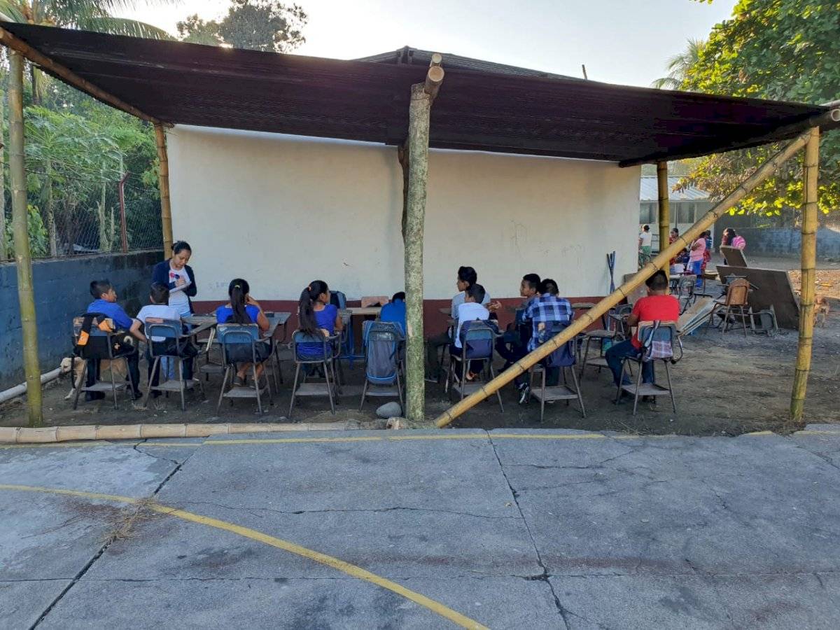 Ciclo escolar se inicia en una galera en Chicacao