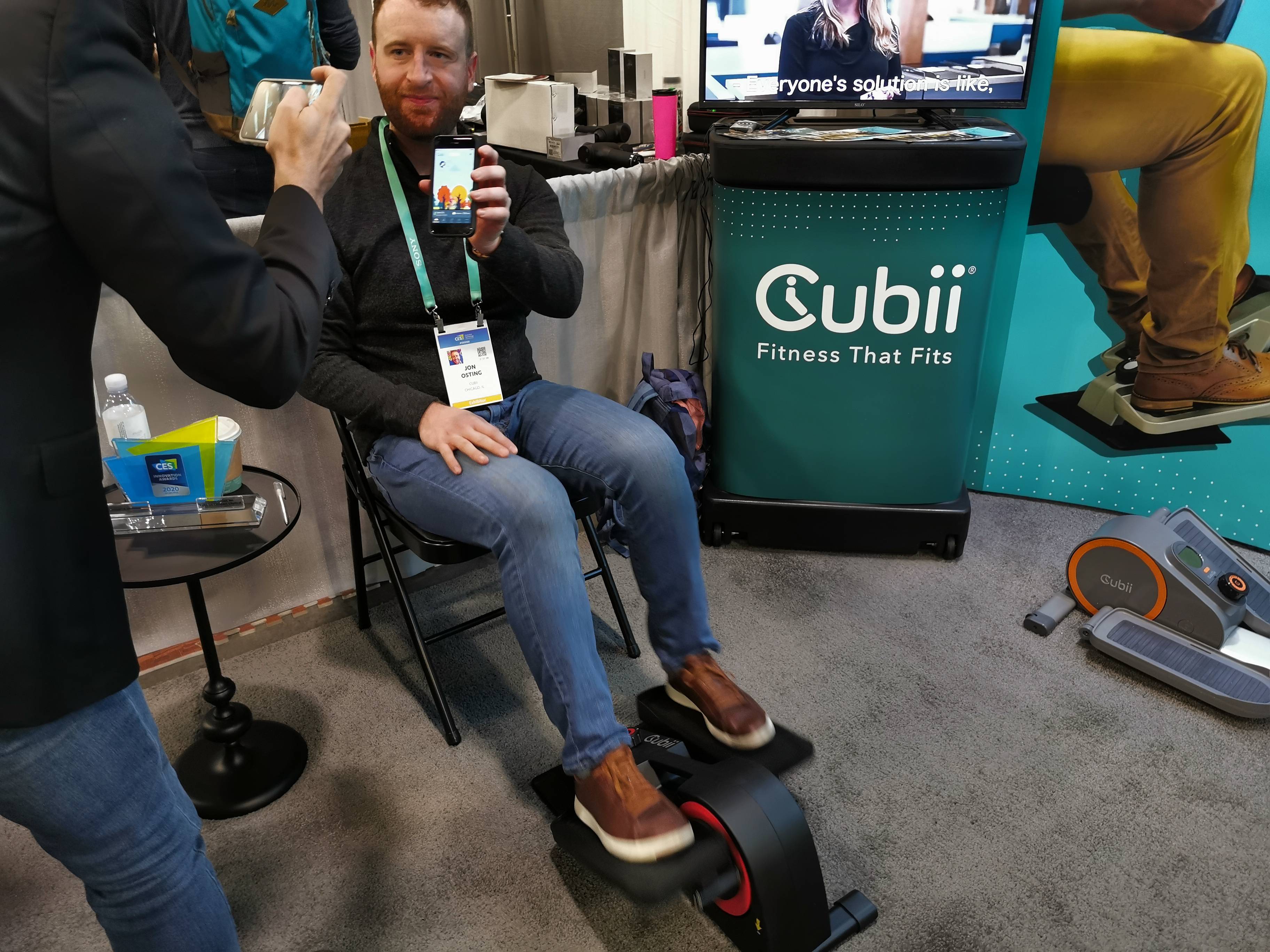 Oficinas: Bicicleta elíptica para piernas te ayuda a ejercitar cuando estas sentado #CES2020 Oficinas: Bicicleta elíptica para piernas te ayuda a ejercitar cuando estas sentado #CES2020
