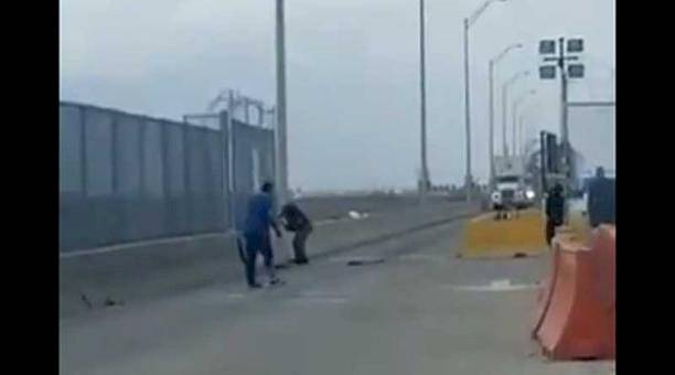 Migrante se suicida frente a todos en la frontera de Estados Unidos por negarle el paso