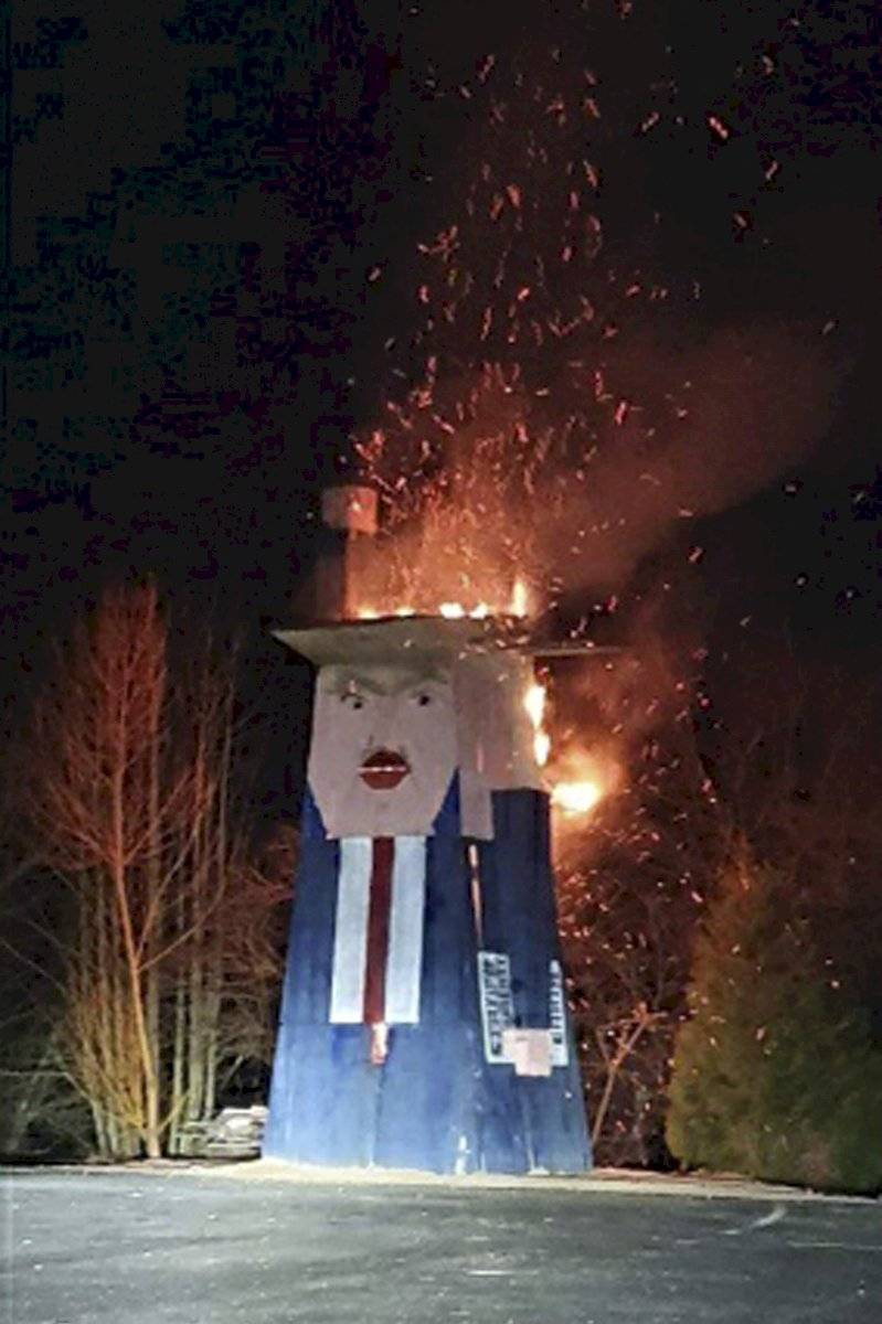 Incendio de la estatua de Donald Trump