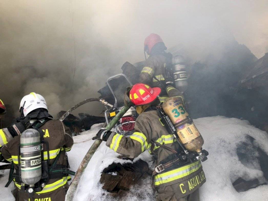 Incendio estructural en Cuenca dejó personas afectadas y más de 100 evacuados