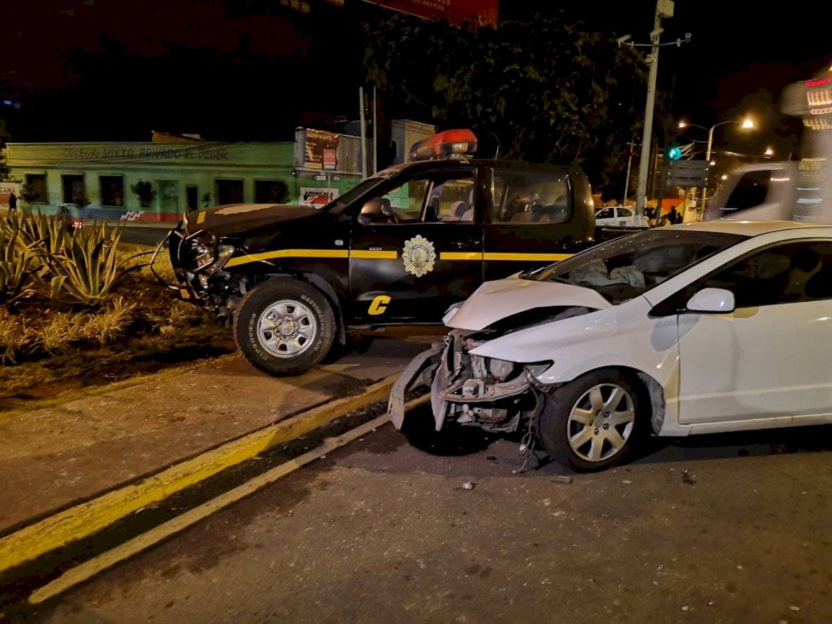 Patrulla de la PNC y vehículo particular chocan en la zona 2