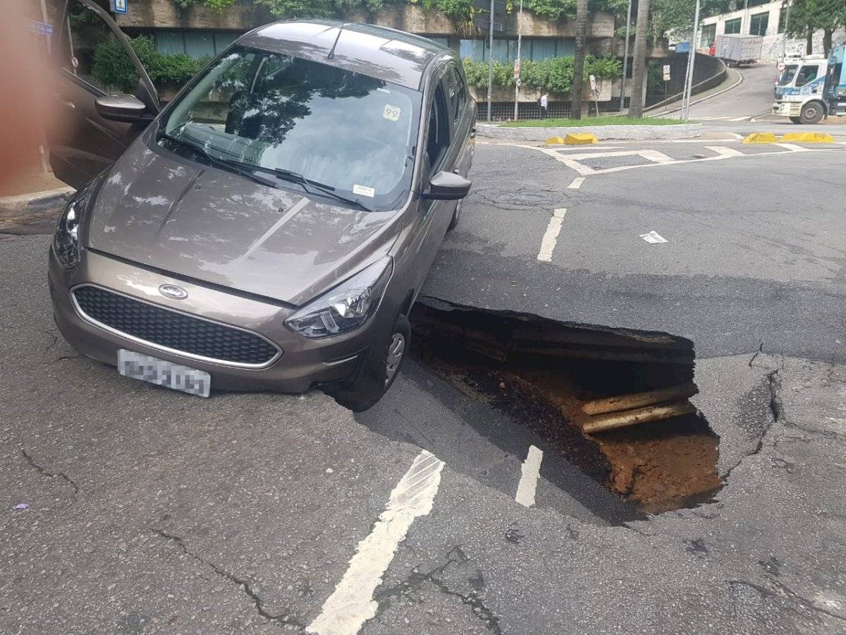 Carro cai em cratera na rua Carlos Comenale