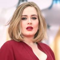 Adele enamora con un pantalón a la cintura rosa pastel, una camisa de flecos y un blazer
