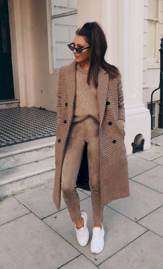 Outfit casual con tenis