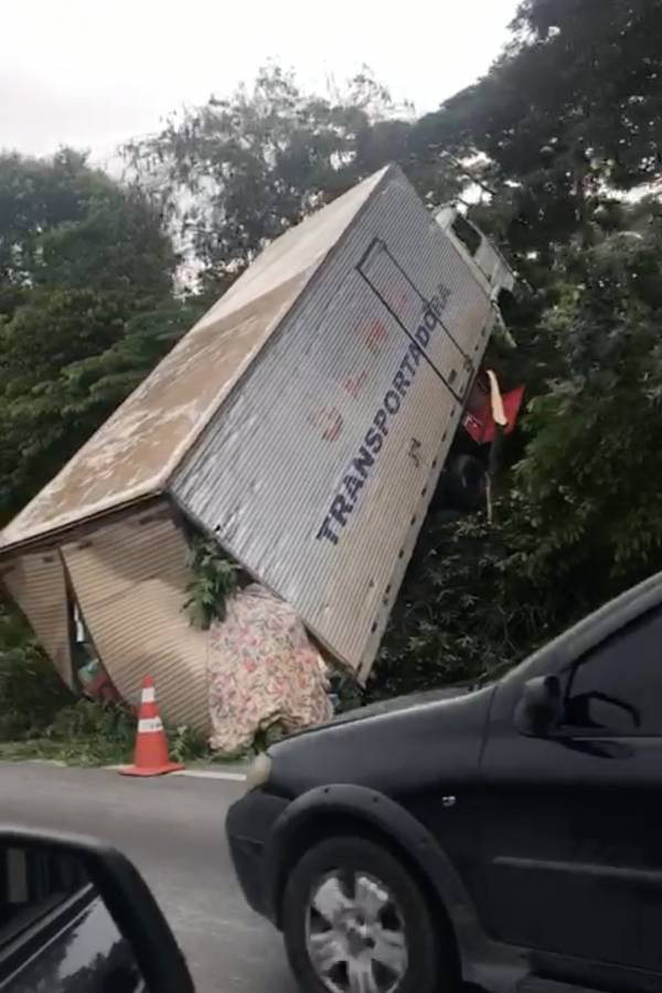Rodovia Régis Bittencourt acidente caminhão