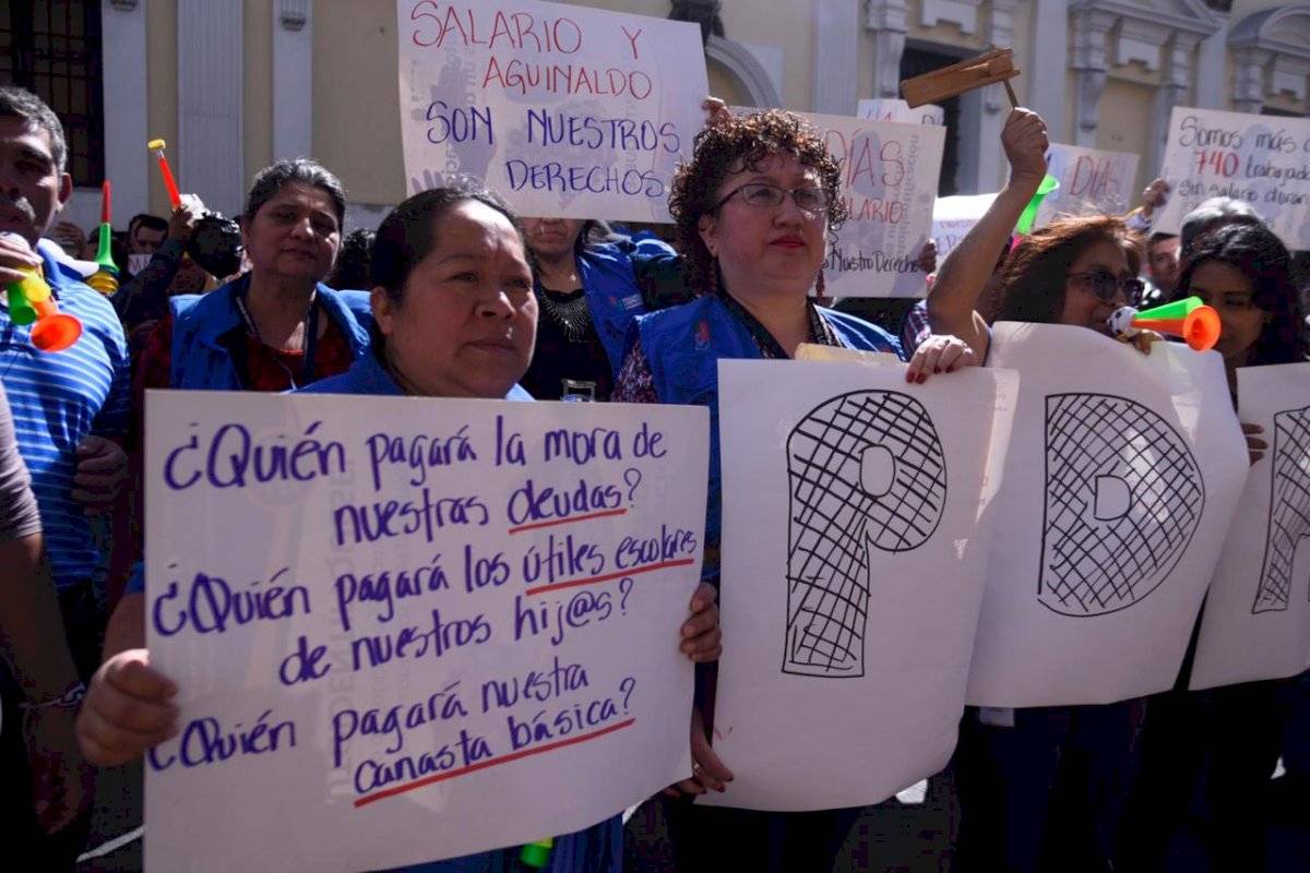 Trabajadores de la PDH manifiestan frente al Congreso para pedir traslado de fondos