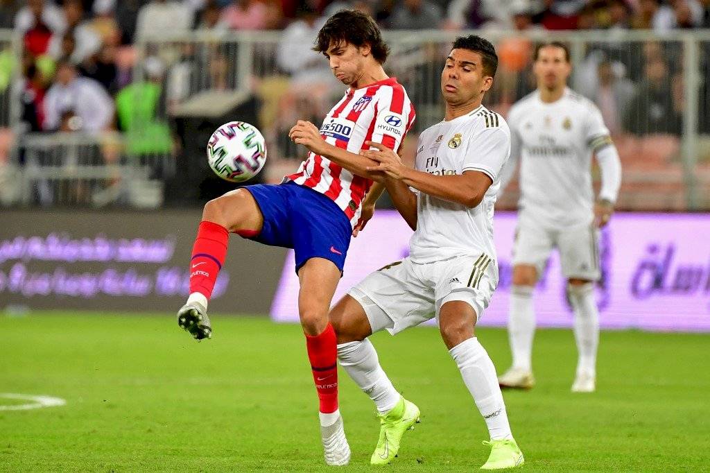 Joao Félix y Casemiro disputando un balón