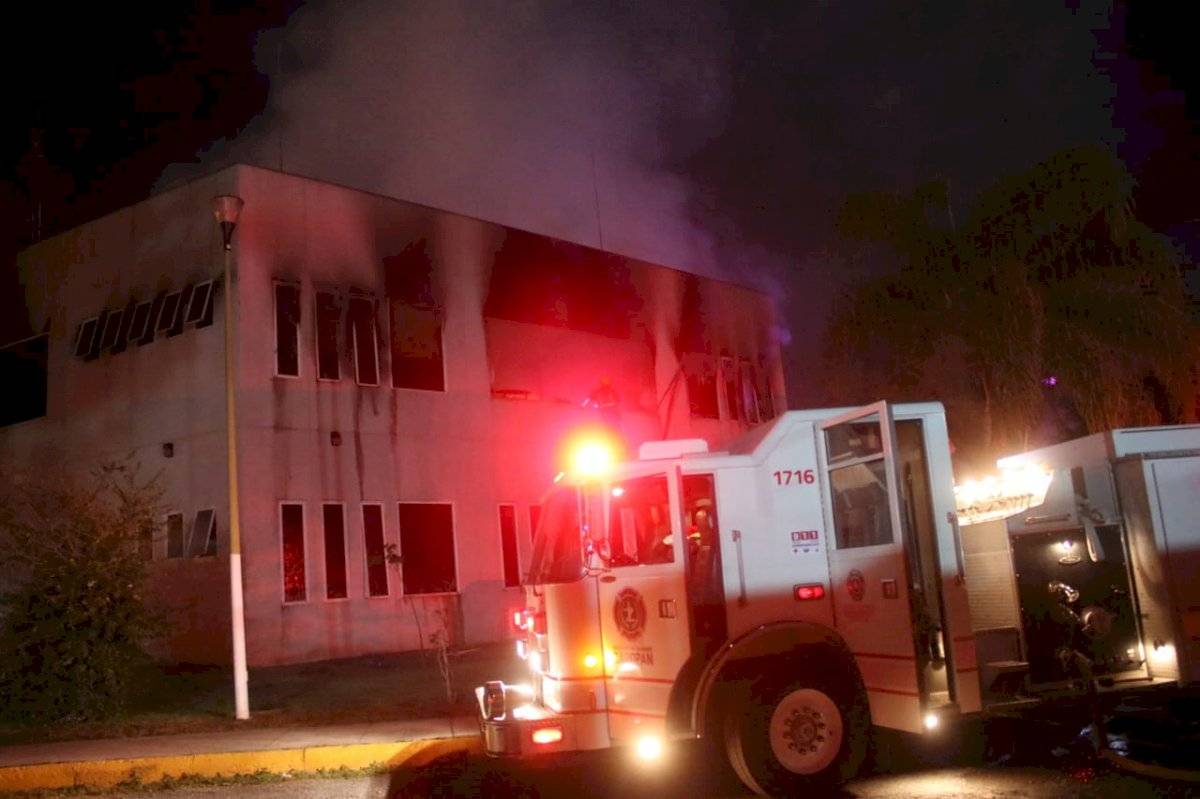 Incendio destruye papelería y mobiliario de la Secretaría de Educación Jalisco