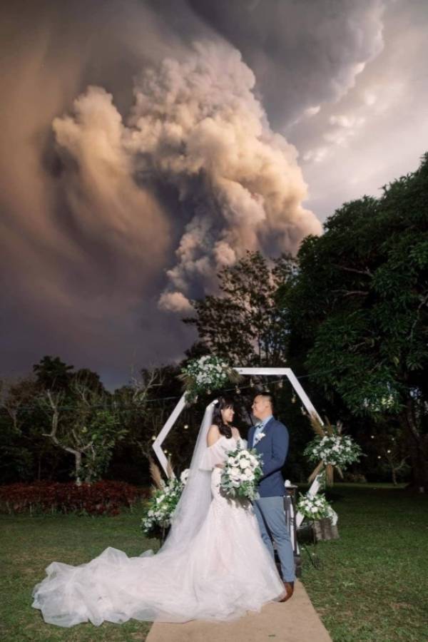 Pareja se casa durante erupción de volcán en Filipinas