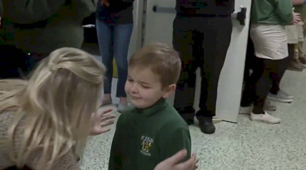 La madre de John lo recibió con un fuerte abrazo