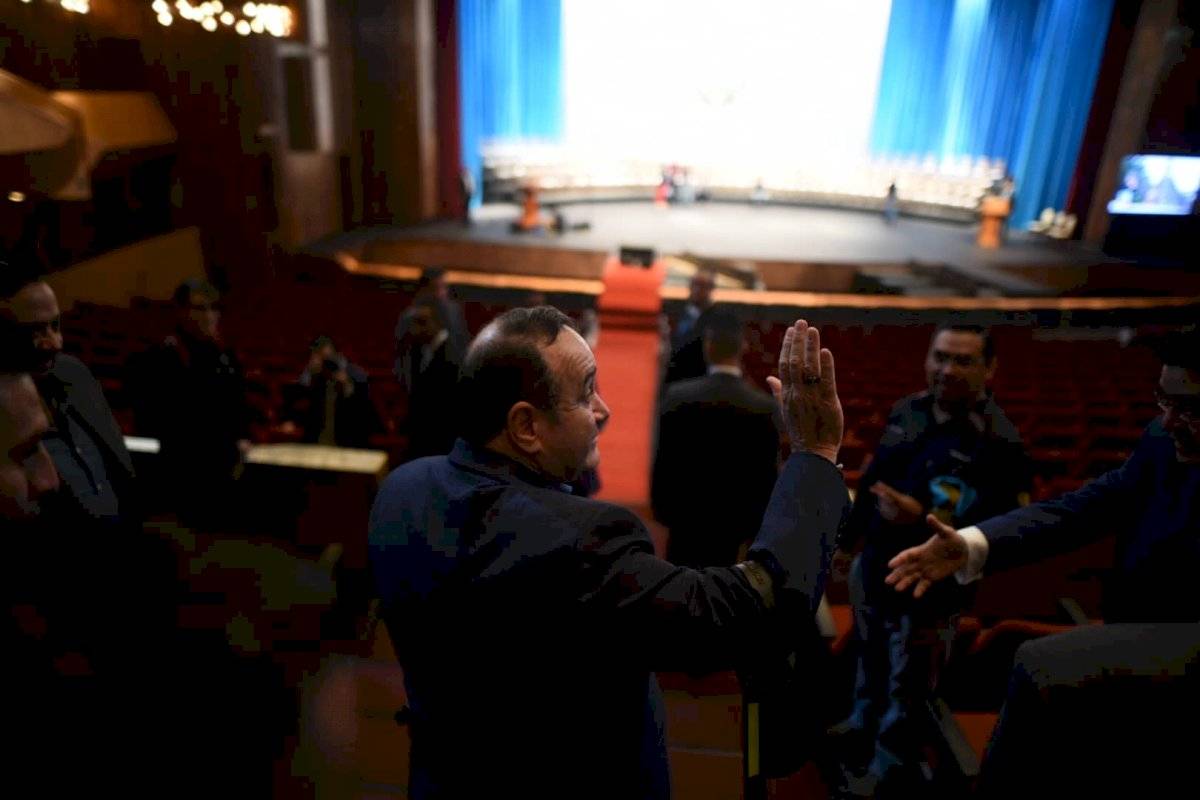 Alejandro Giammattei en el Teatro Nacional