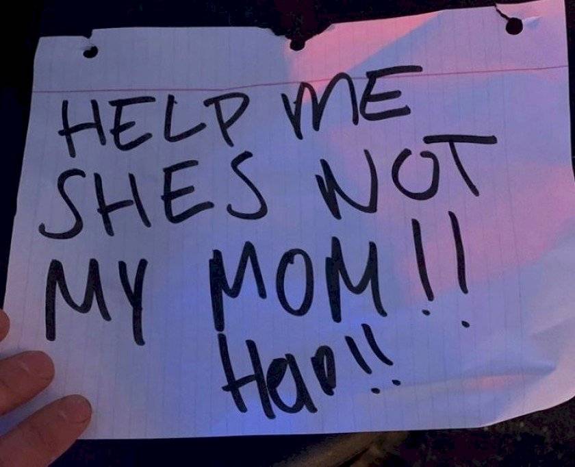 niña letrero mamá auto