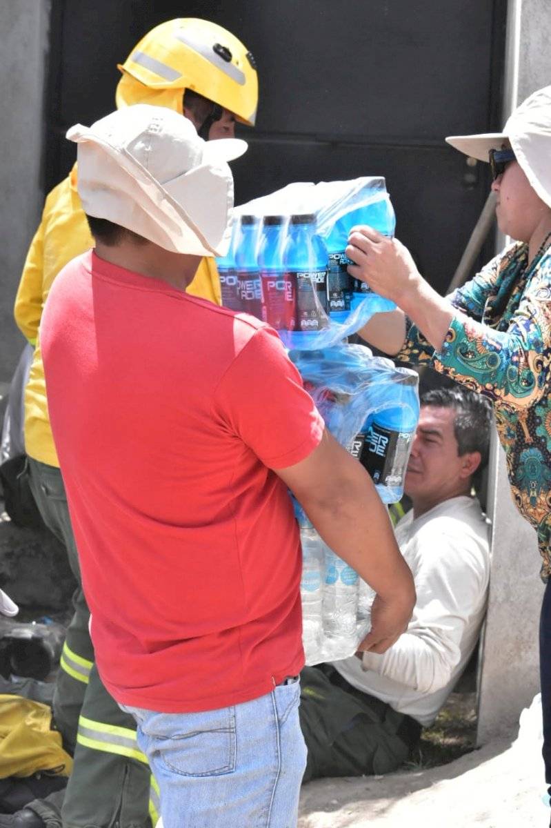 Más de 200 efectivos trabajan para erradicar las llamas en el cerro Casitagua