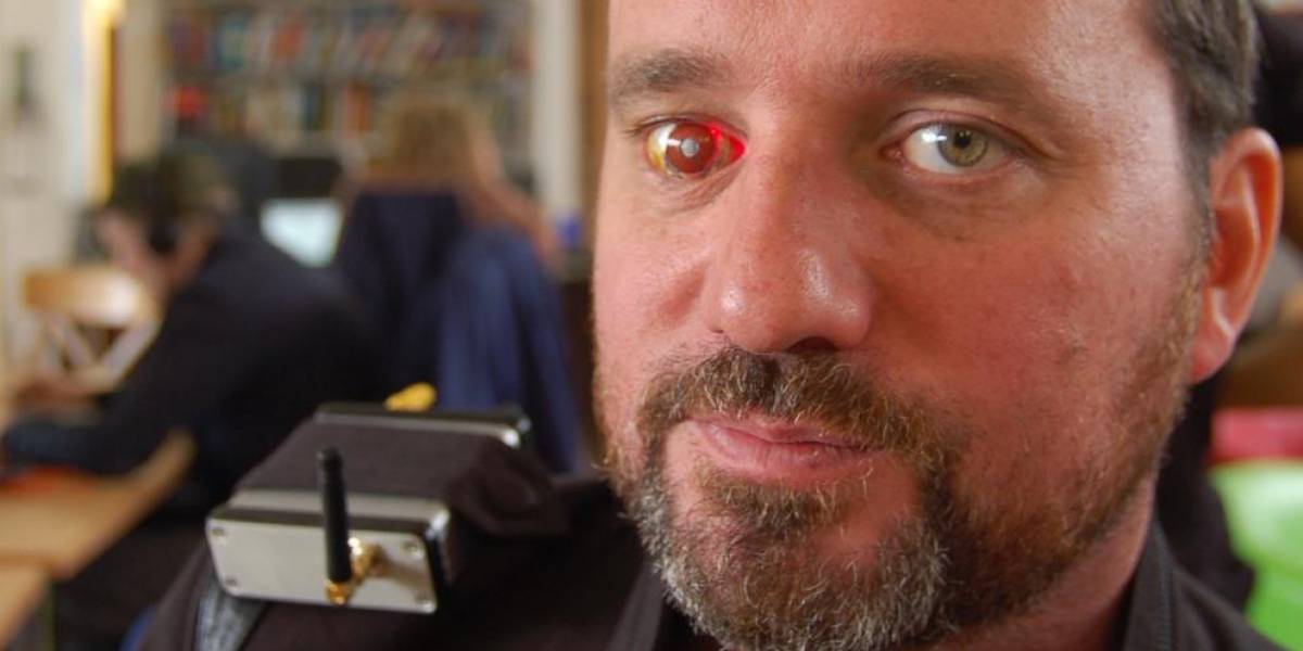 Cineasta creó un “ojo rojo” estilo Terminator que graba 30 minutos de video