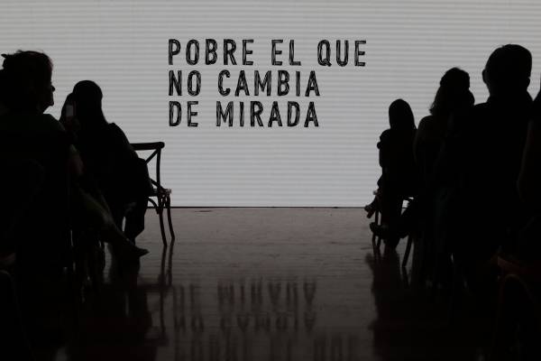 Publimetro recibe premio por sus portadas durante el estallido social