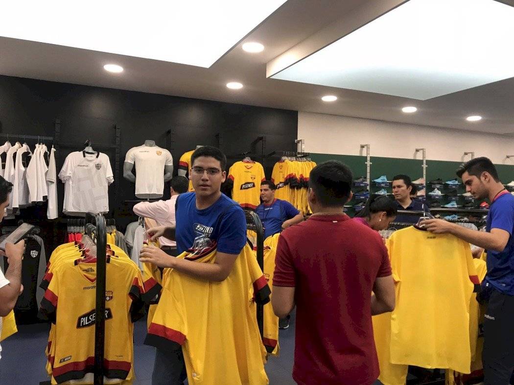Hinchas compran la nueva camiseta de Barcelona SC