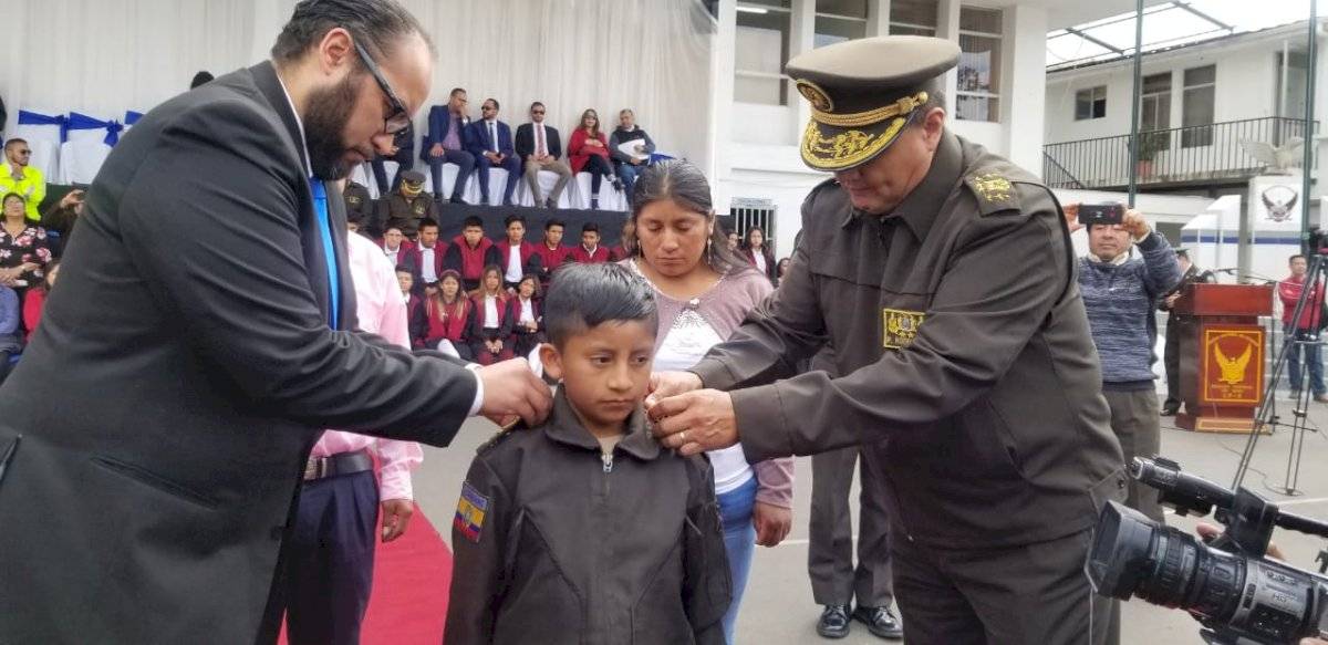 Niño recibe homenaje por salvar a compañeros de un accidente