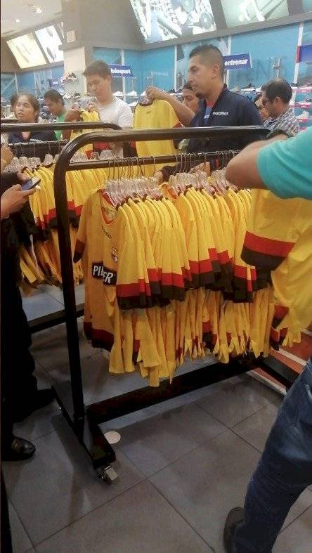 Hinchas compran la nueva camiseta de Barcelona SC