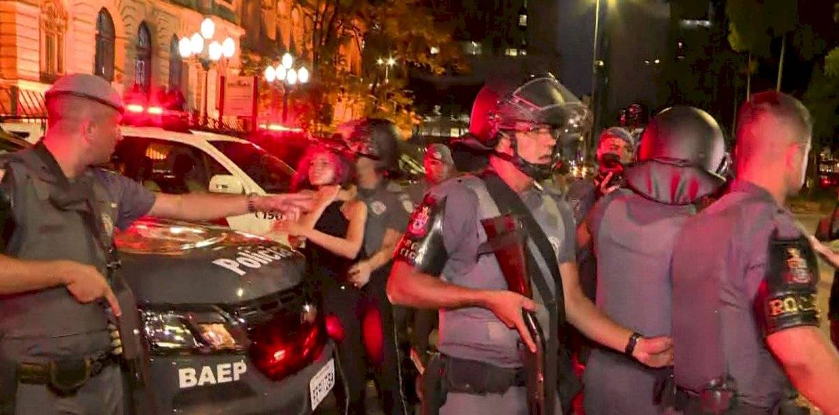 PM dá gravata em manifestante