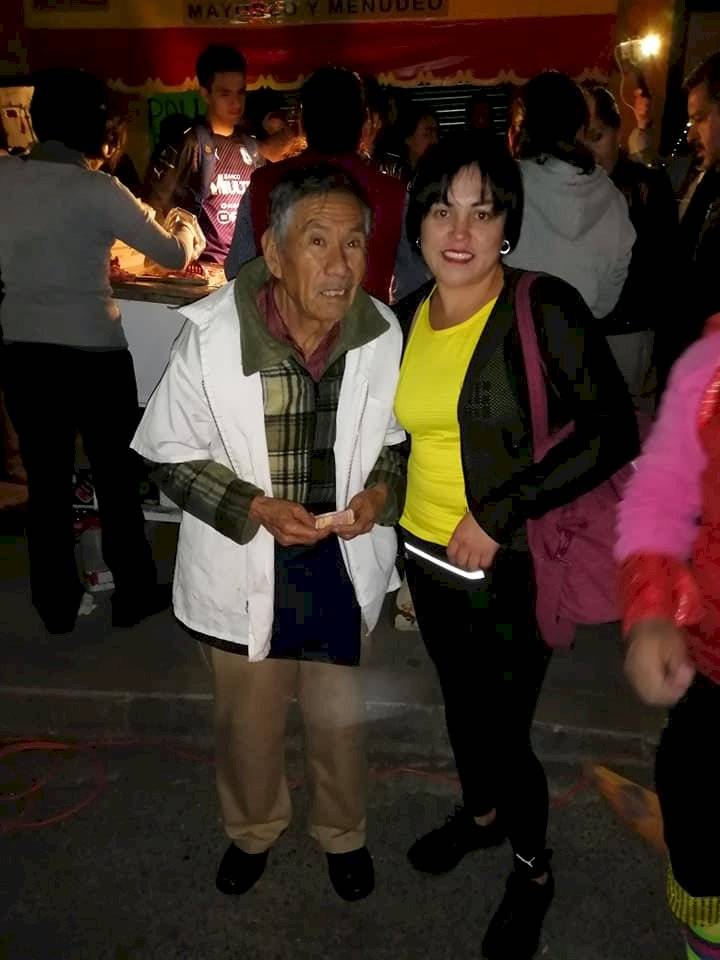 Don Abel, abuelito que vendía Hot Dogs fue apoyado en redes