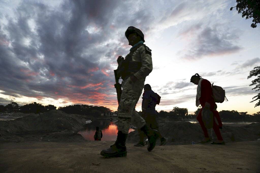 A los migrantes los espera en México un panorama incierto, pues las autoridades locales cerraron este viernes el paso fronterizo de La Ceibo