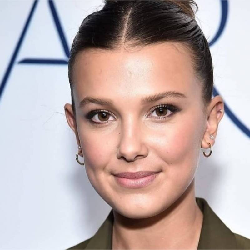Millie Bobby Brown conquista luciendo una chaqueta y pantalones de mezclilla
La estrella también llevó un costoso
