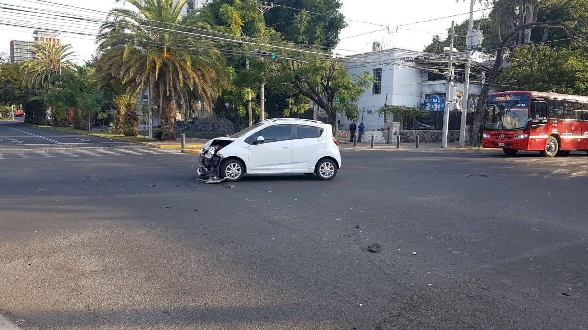 Choque en avenida La Paz deja saldo de una persona lesionada