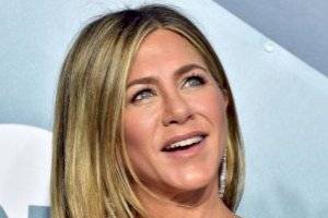 Jennifer Aniston sigue fiel a su estilo... sin sostén y muestra de más