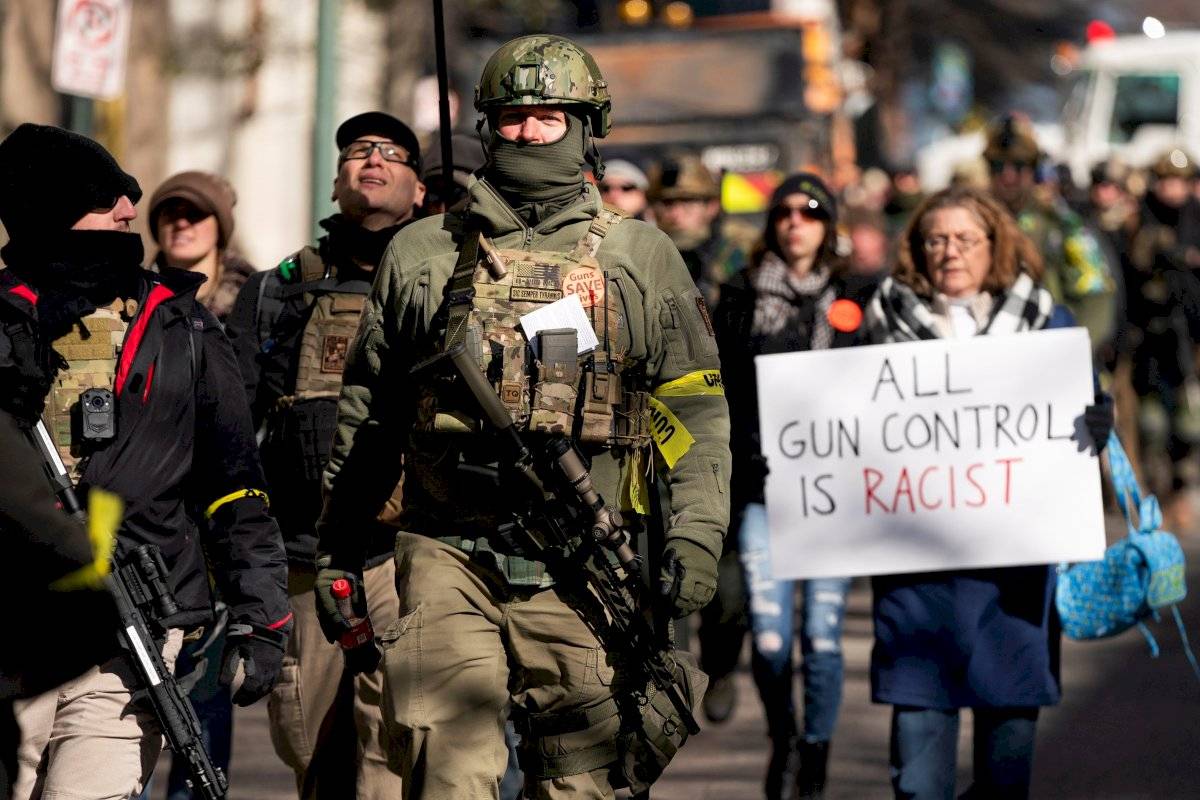En Virginia se manifiestan contra el control de armas en el estado