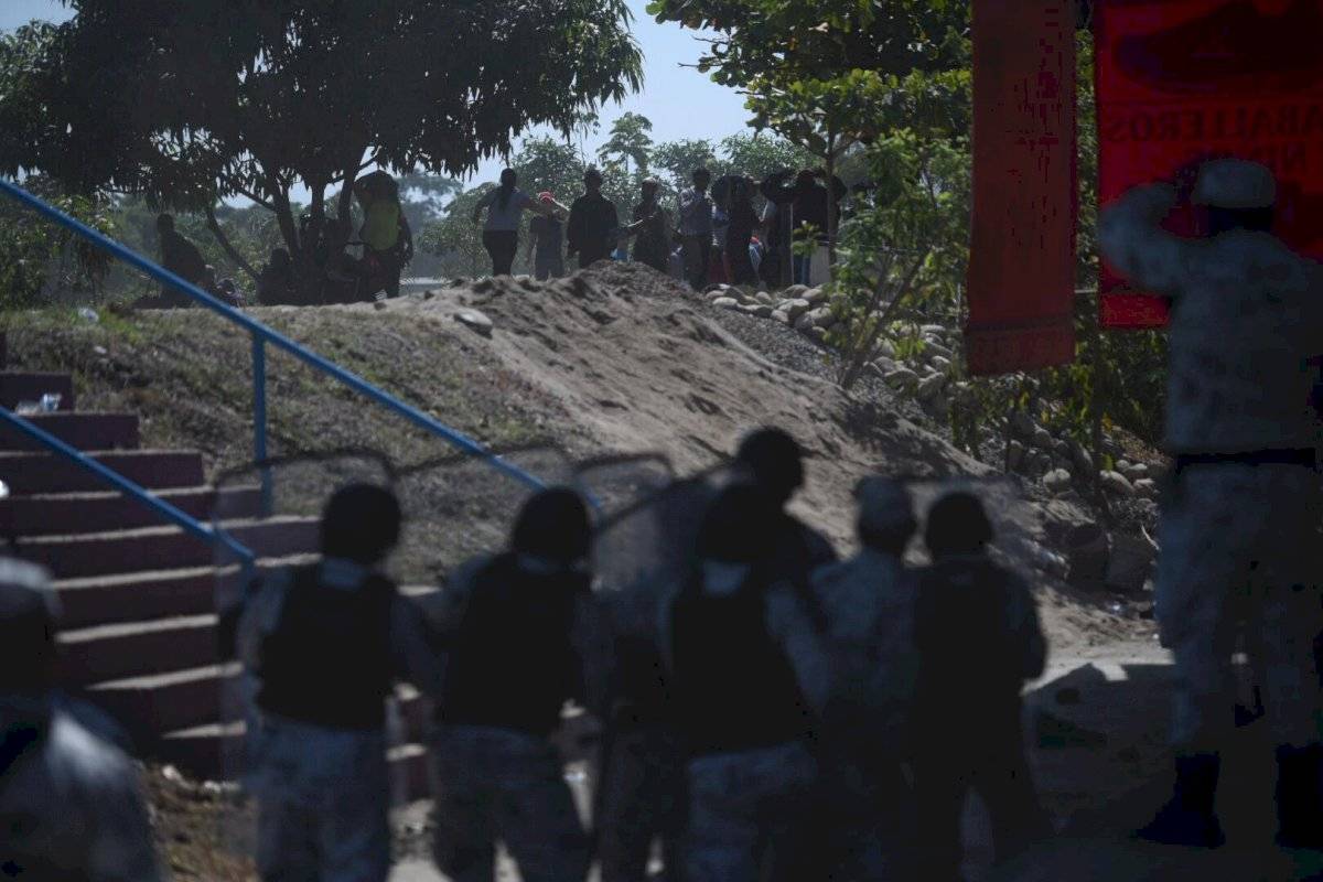 Migrantes cruzan río Suchiate