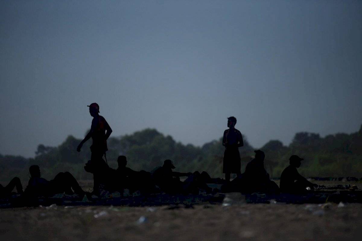 Caravana migrantes intenta cruzar río Suchiate